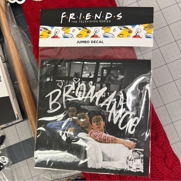 Cutterfly FRIENDS Collectors Bundle Merchandise Gift Box Button Down Shirt, Lrg - Picture 6 of 16